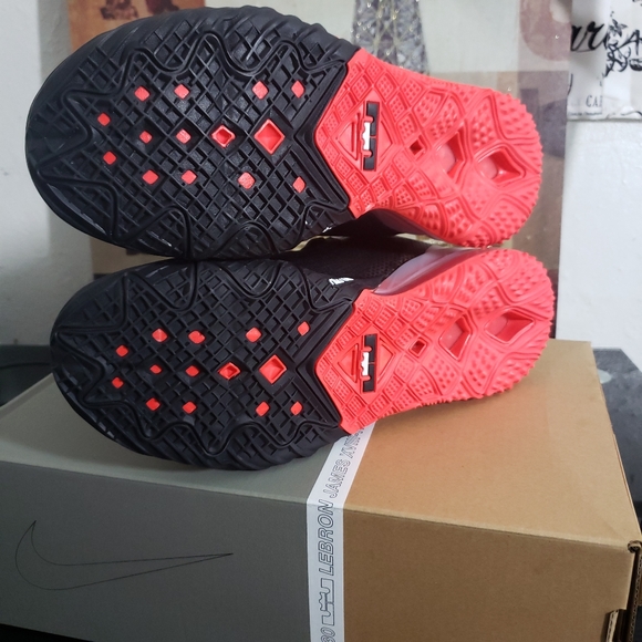 🔥NEW🔥Nike LeBron XVIII Low Men's Black/White-Bright Crimson Noir/💯Original💯 - Picture 5 of 5